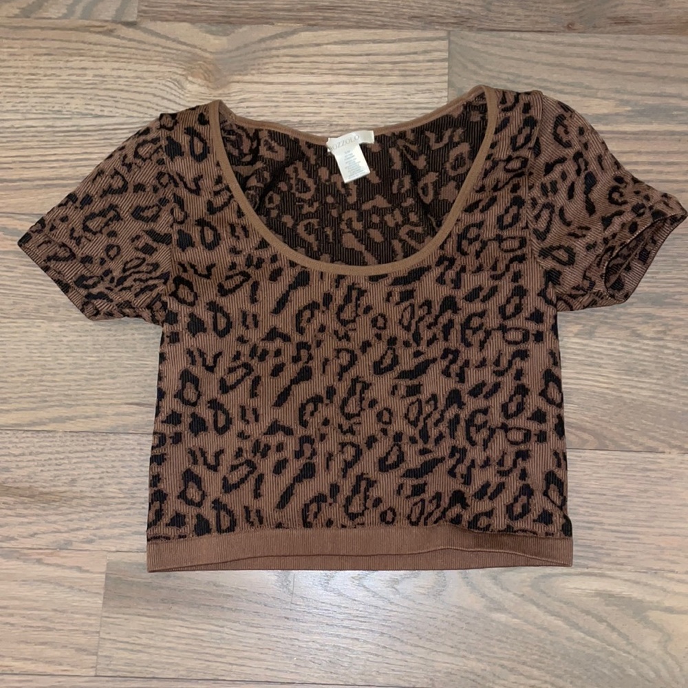 Brown cropped t-shirt with black cheetah print. Brand Bozzolo.